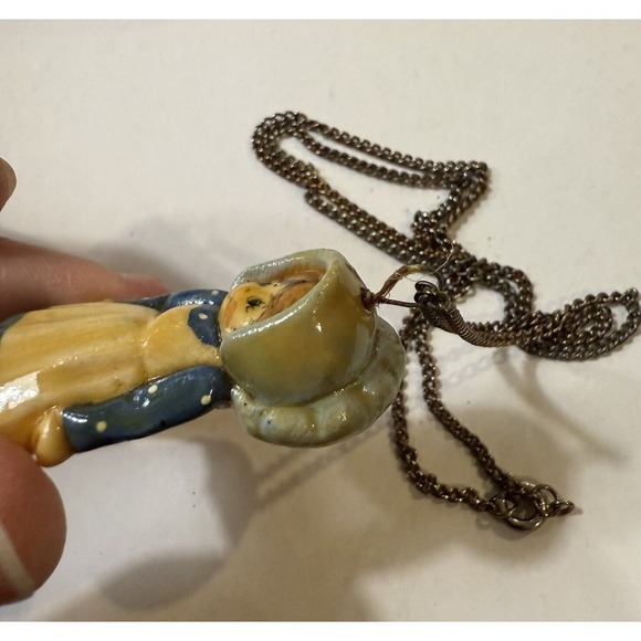 Vtg Prairie Girl Pendant In Blue Bonnet & Blue & White Dress On A Necklace Chain - Picture 6 of 14